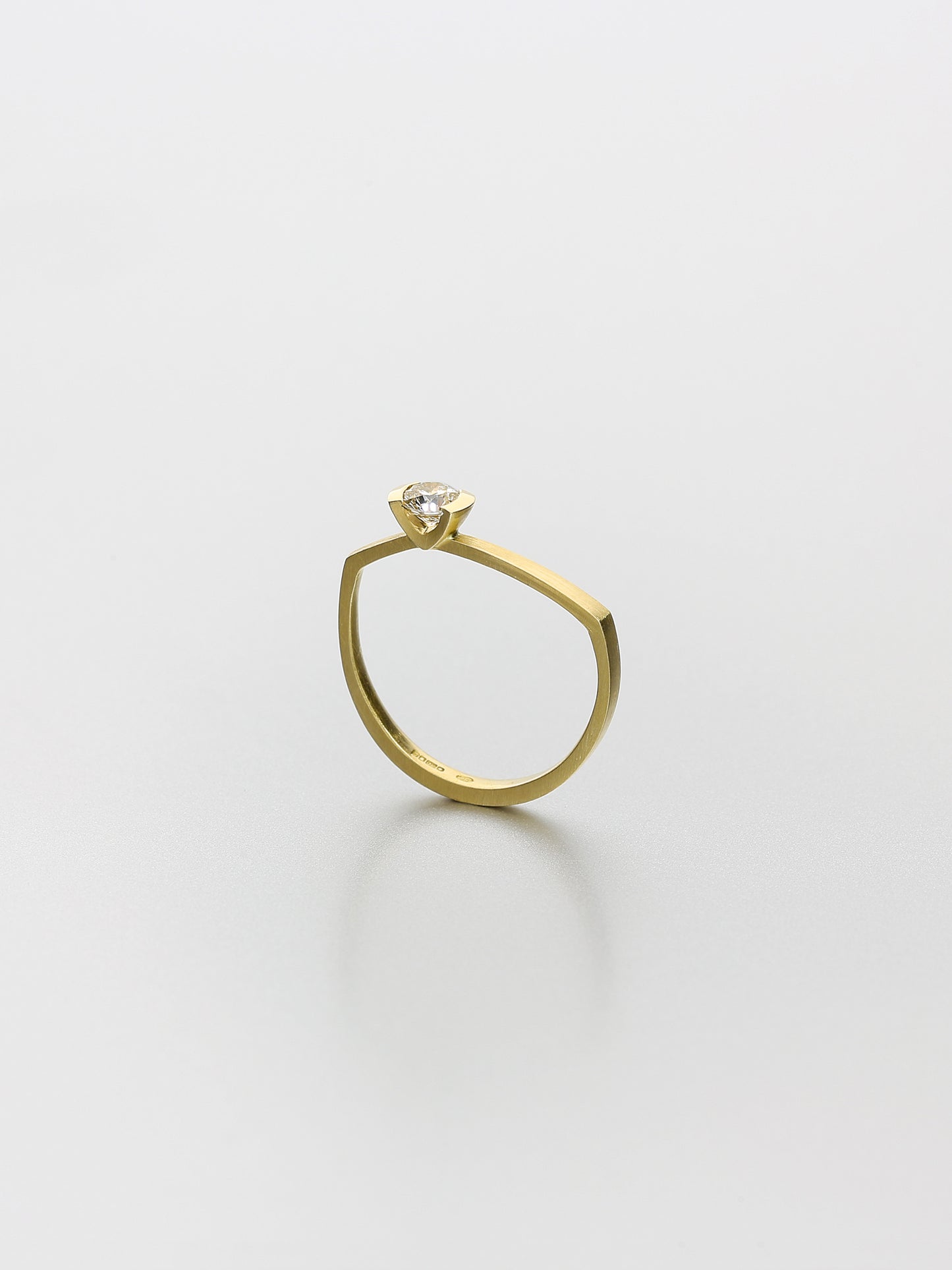 Ava Asymmetric I, Yellow gold