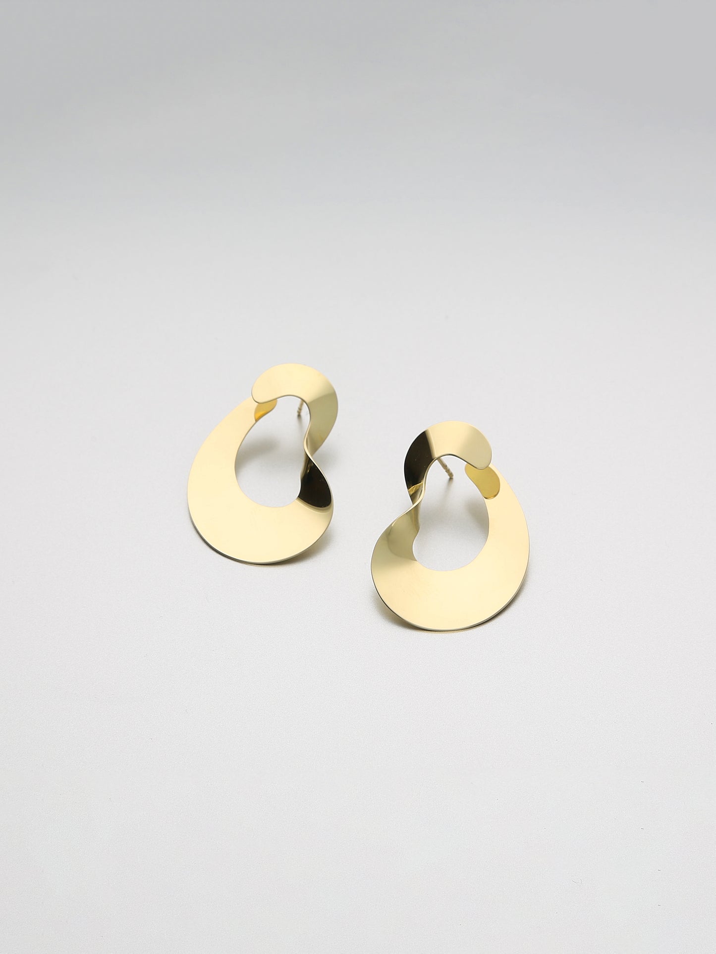 Moebius Earrings Medium, Yellow gold