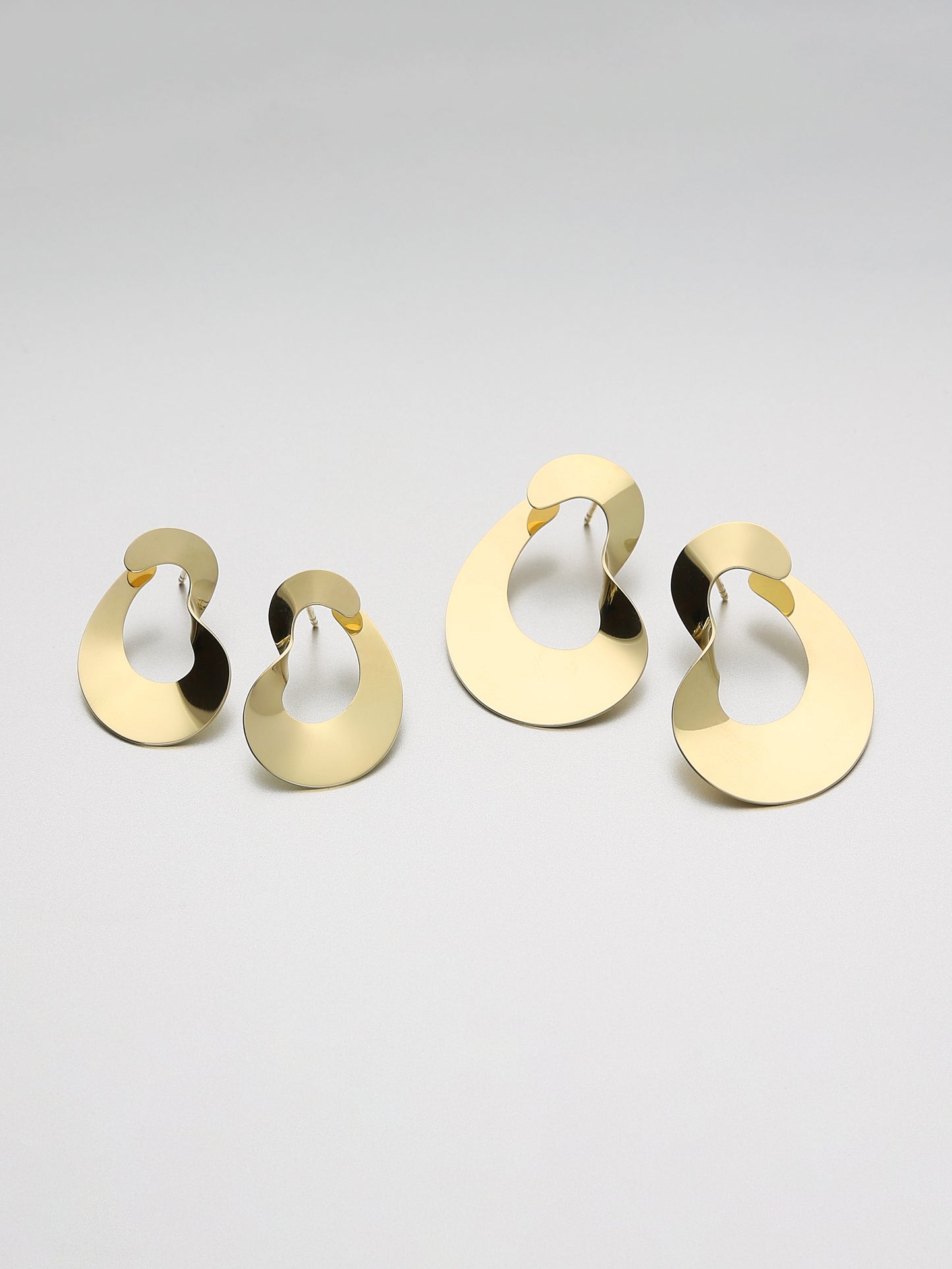 Moebius Earrings Medium, Yellow gold