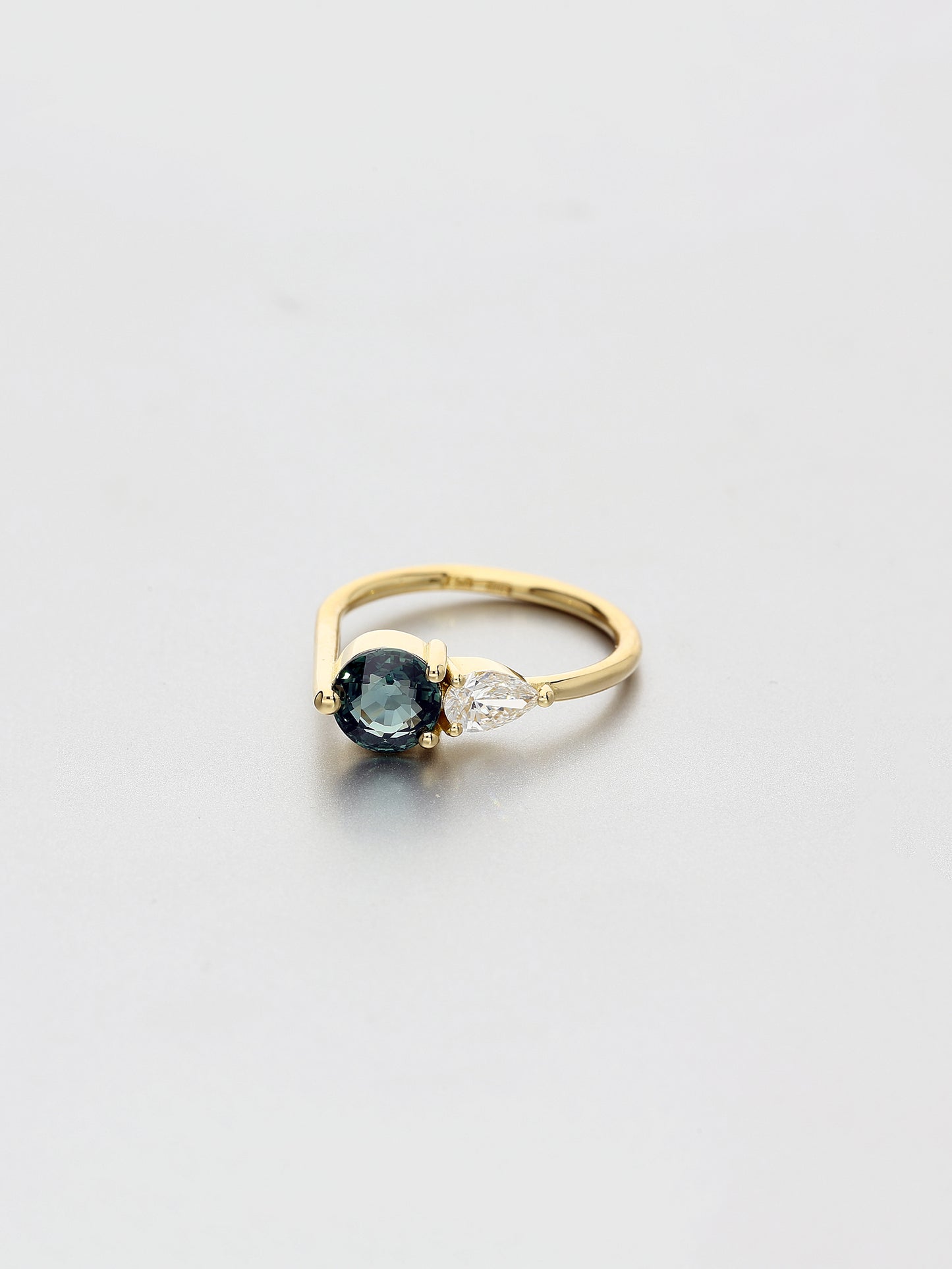 Ada V, Yellow gold Sapphire