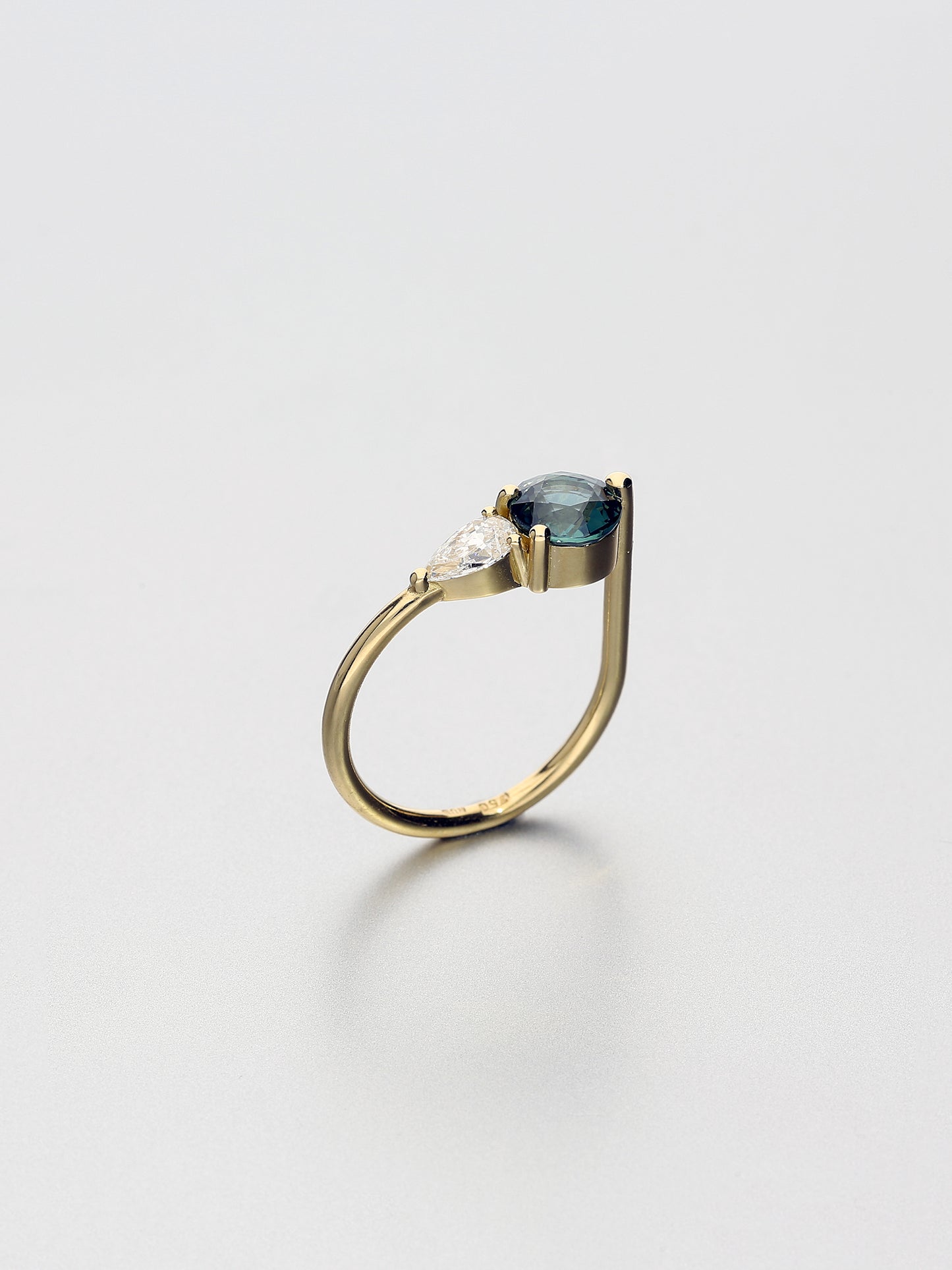 Ada V, Yellow gold Sapphire