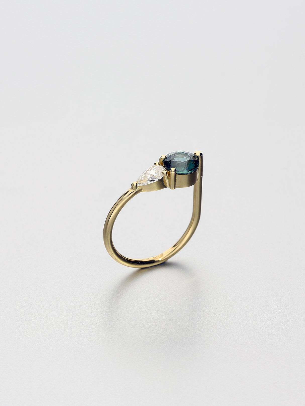 Ada V, Yellow gold Sapphire
