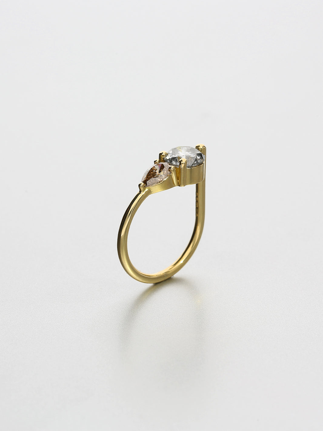 Ada V, Yellow gold, Salt and Pepper