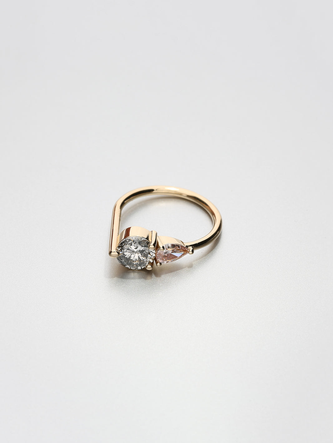 Ada V, Rose gold
