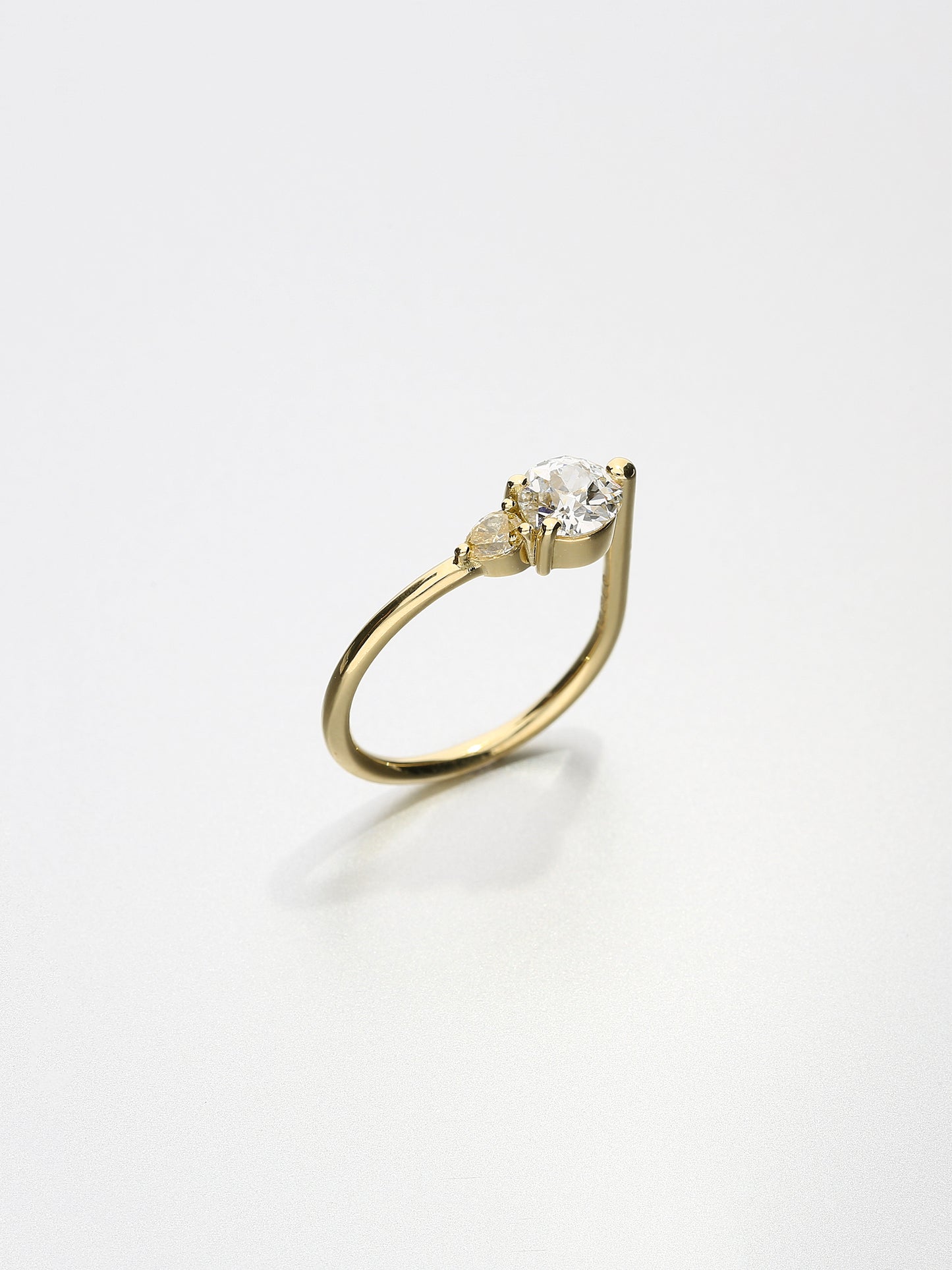 Ada V, Yellow gold