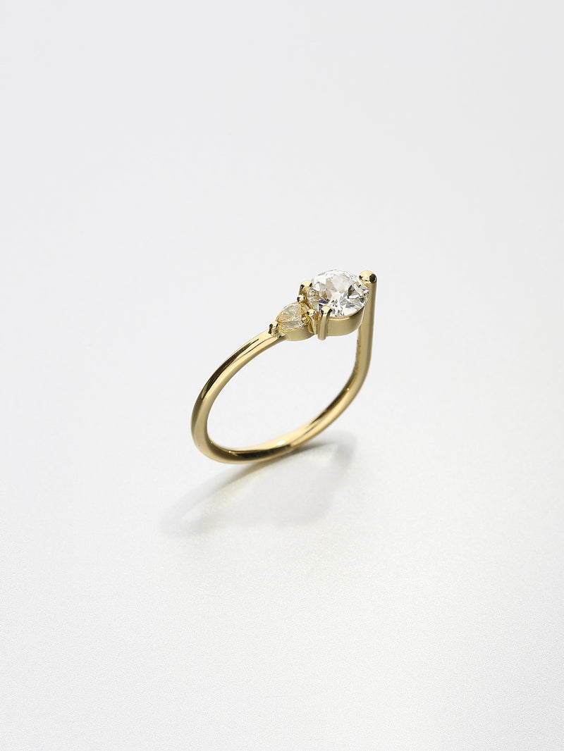 Ada V, Yellow gold
