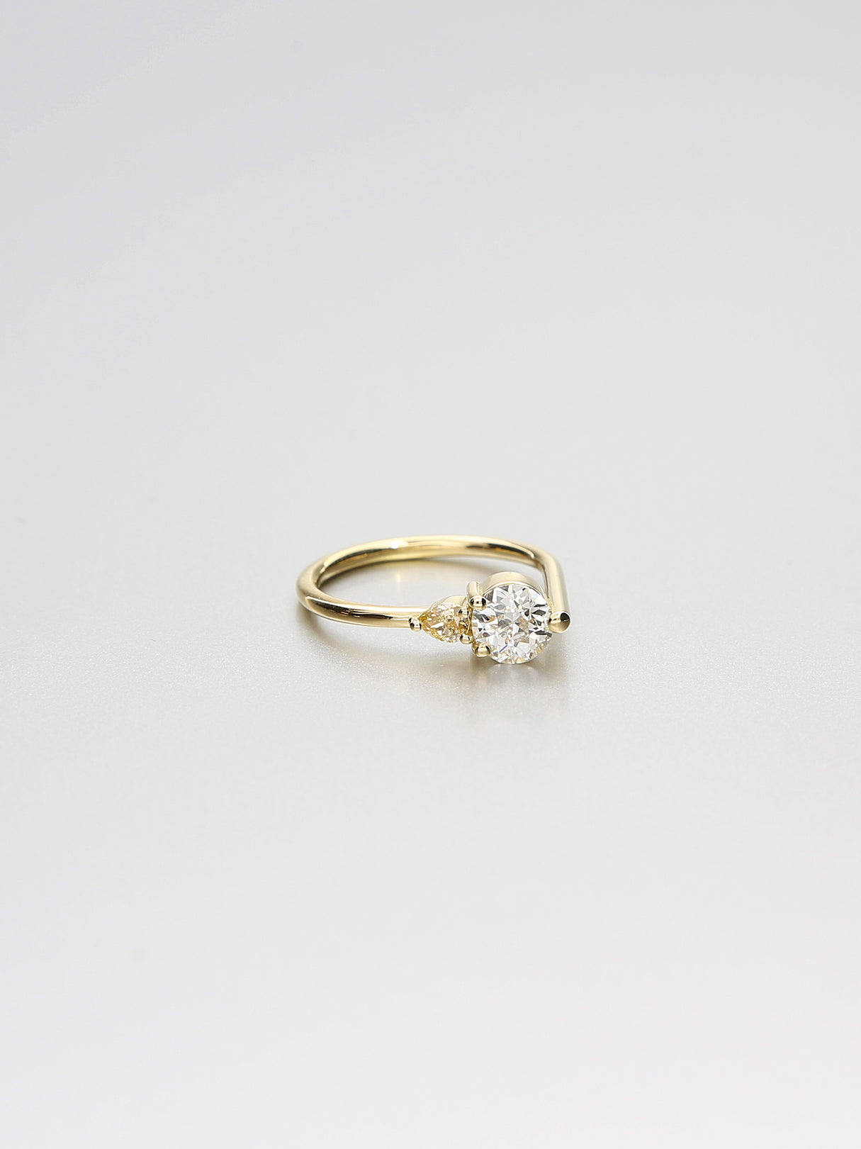 Ada V, Yellow gold