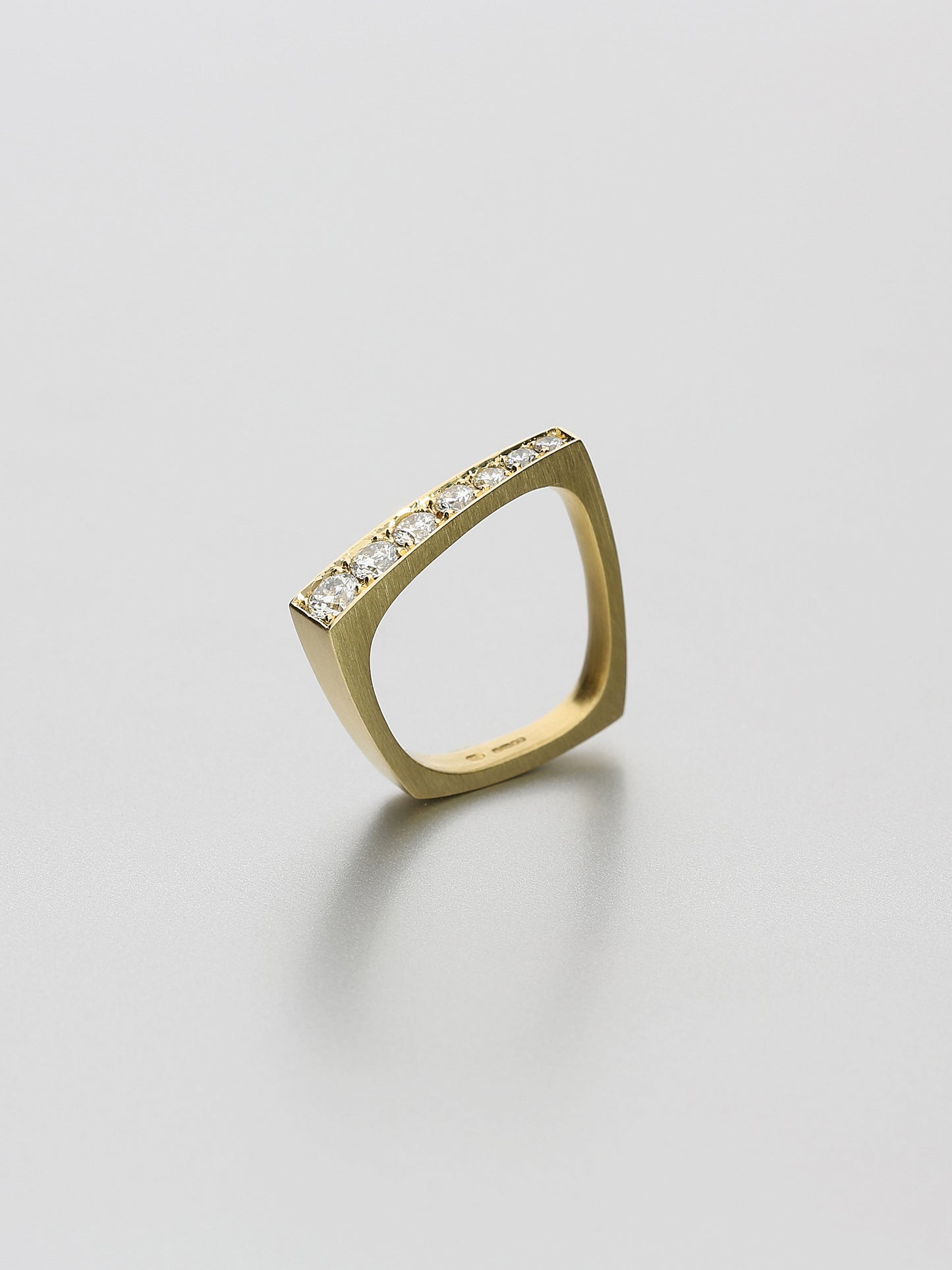 Leo VI pavé, Yellow gold