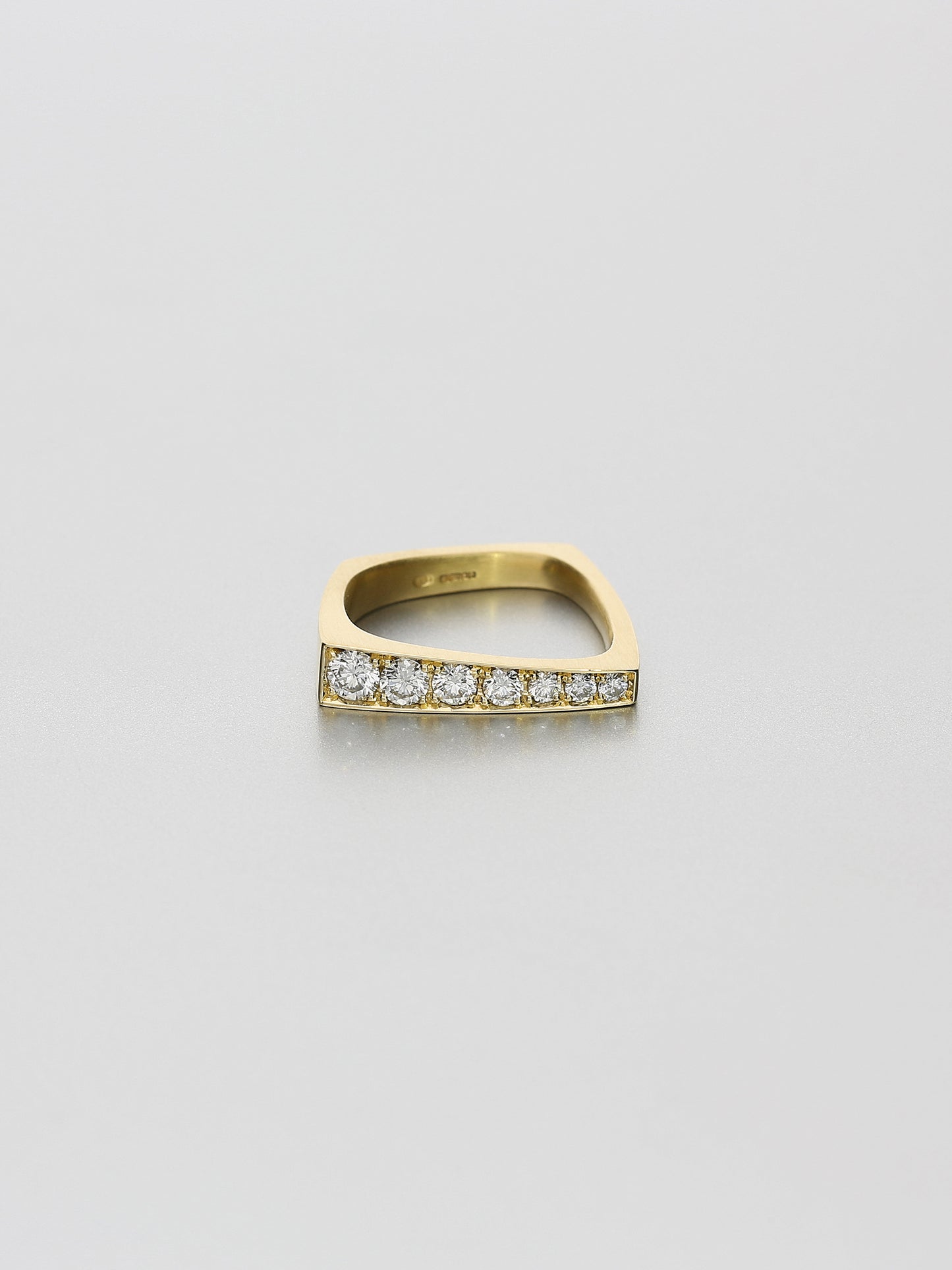 Leo VI pavé, Yellow gold