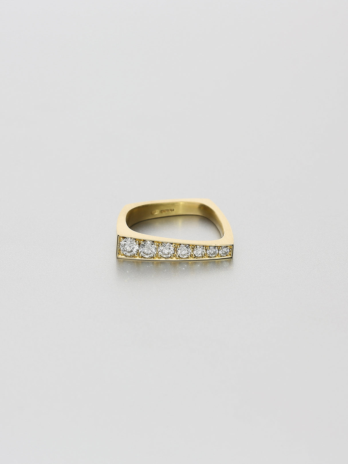 Leo VI pavé, Yellow gold