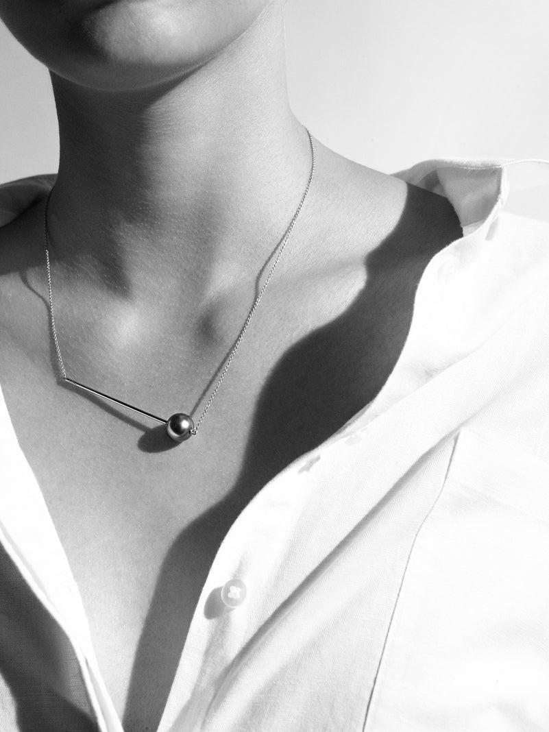 Abacus Pearl Necklace, White gold with dark Tahitian pearl 10mm