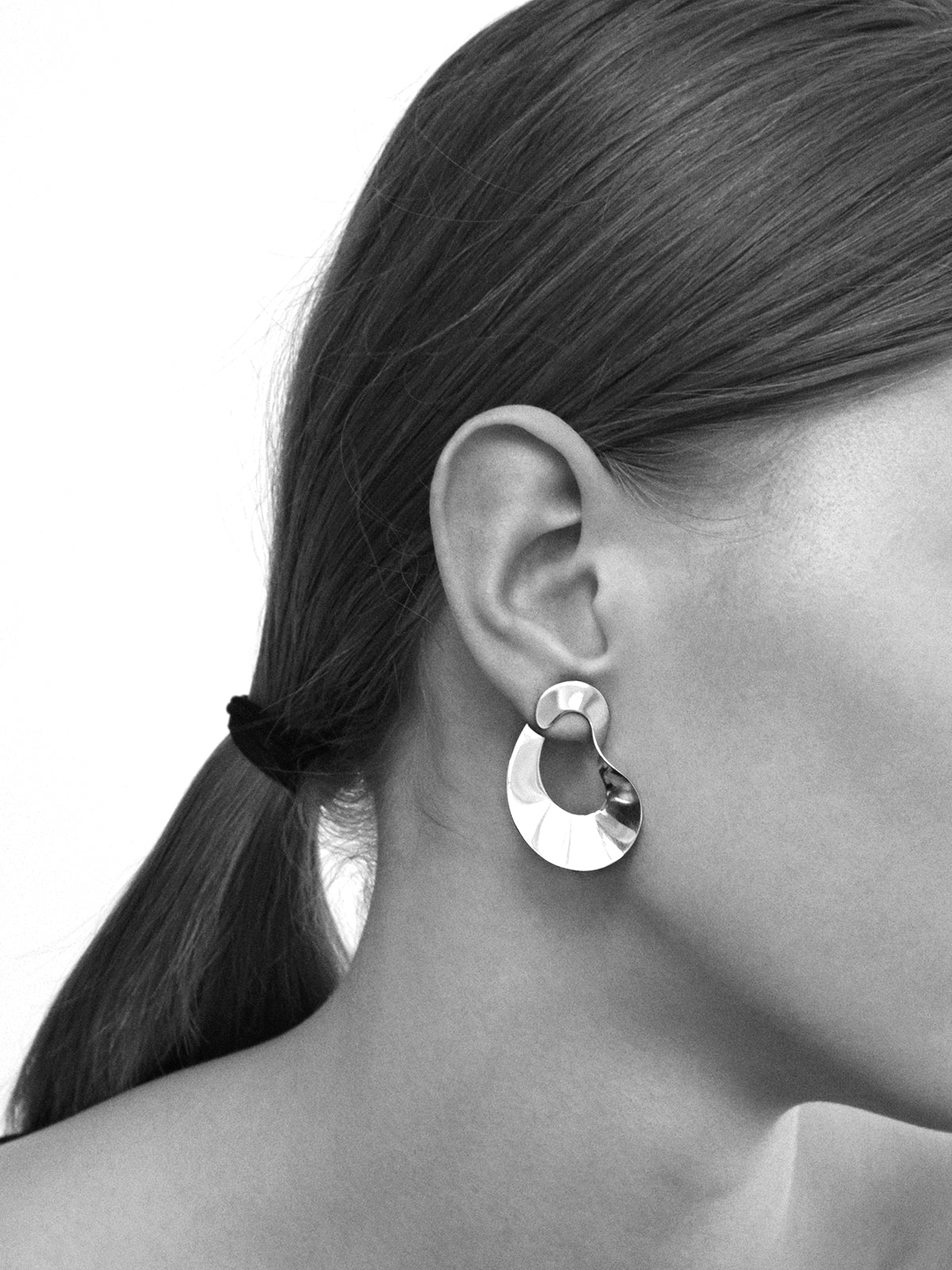 Moebius Earrings Medium, Yellow gold