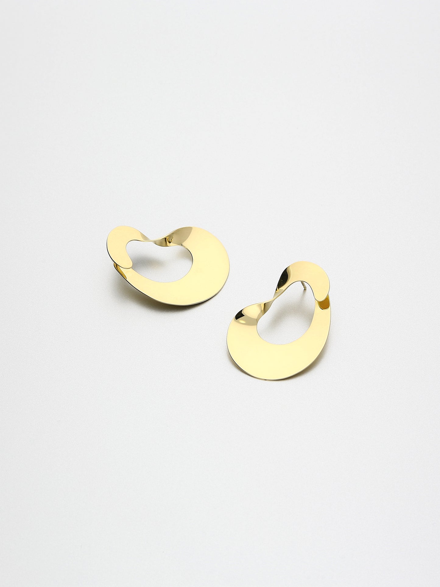 Moebius Earrings Medium, Yellow gold